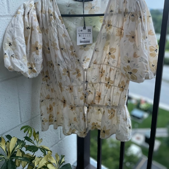 Floral Zara Smmer Blouse - Picture 2 of 3
